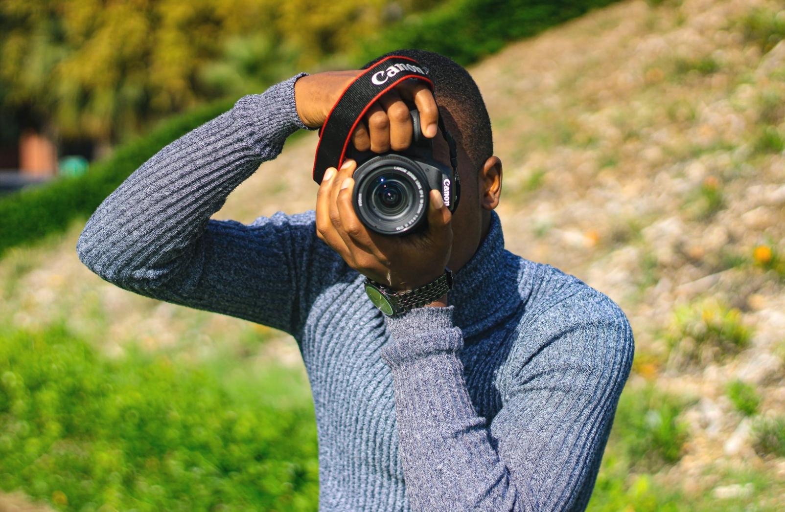 Produktová fotografie — detail světelného nastavení na stole